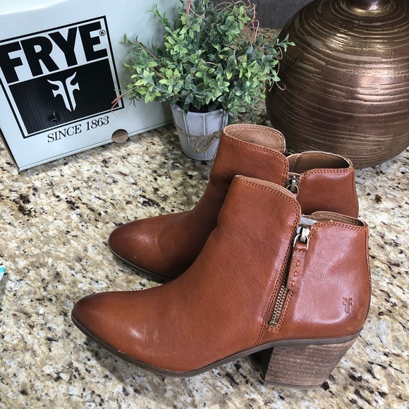 Frye Brown Judith Zip-up Ankle Boots/Booties in Whiskey